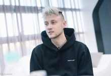 【乐玩LEWIN】媒体人更新Rekkles与奖杯合照：遗憾 以这种方式见到你~-乐玩真人线上娱乐