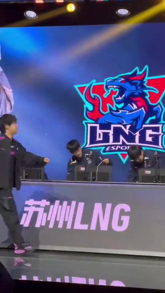 贴脸开大?LNG落败后现场粉丝怒斥:剑魔卡莉斯塔都别选了,TMD!