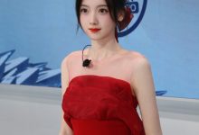 【乐玩LEWIN】解说灵儿晒照:性感红袍面若桃花-乐玩真人线上娱乐