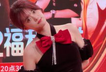 【乐玩LEWIN】小钰晒照:黑色露肩礼群 红色领结超显眼!-乐玩真人线上娱乐