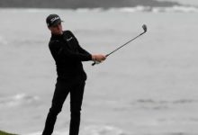 大发体育-圆石滩因航线饱和和大风而延误，克拉克领先1分，大发助力你的致富之路！-乐玩真人线上娱乐