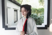 【乐玩LEWIN】英雄联盟主持人张小薇晒照：江南女子，温婉可人-乐玩真人线上娱乐