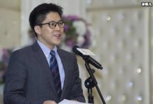 【乐玩LEWIN】霍启刚夫妻带女儿出游，郭晶晶怀抱女儿尽显温馨幸福-乐玩真人线上娱乐