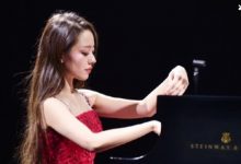 【乐玩LEWIN】吉娜太能装了发现路人拍照翻白眼，一副不好惹的样子-乐玩真人线上娱乐