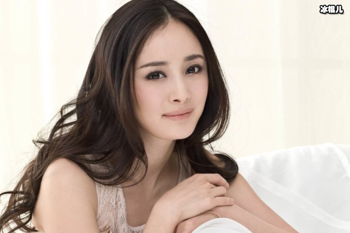 杨幂女儿正面照罕见曝光，面对镜头落落大方真正的女大十八变