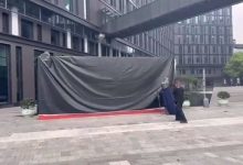 【乐玩LEWIN】暴雪回归后 杭州网易公司为庆祝 在楼下立起巨大宣传牌~-乐玩真人线上娱乐