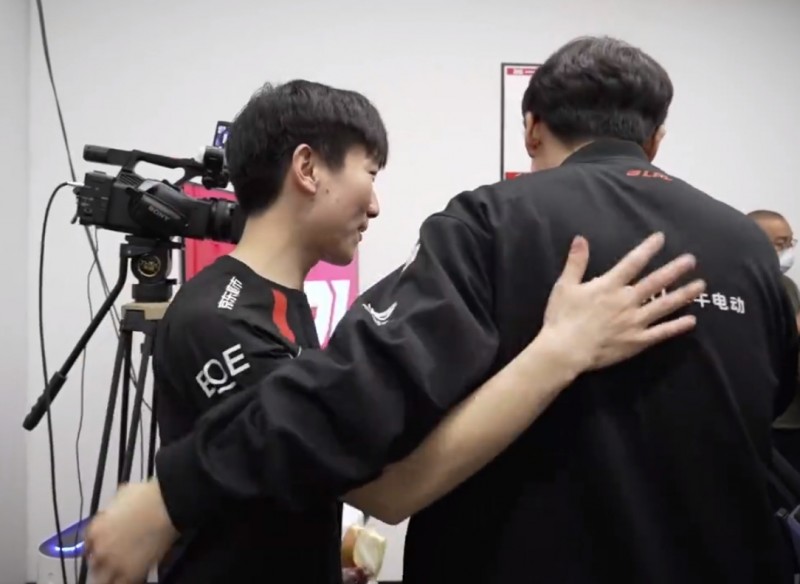 官方分享JDG赛后视频：Ruler给了MISSING一个鼓励的抱抱