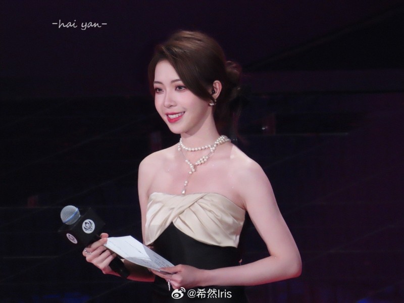 女主持人希然分享昨日MSI抽签工作照：白皙脖颈,珍珠项链好美?