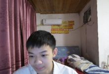 【乐玩LEWIN】总有机会的!JDG小将Sheer回家开启直播:简陋的房间 满墙的奖状-乐玩真人线上娱乐