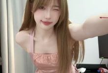 【乐玩LEWIN】解说小喳喳晒照：白皙肤色+粉色吊带短裙 直接绝杀！-乐玩真人线上娱乐