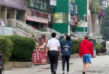 【乐玩LEWIN】小红书网友分享照片:在成都街头偶遇T1选手,一旁还跟着工作人员-乐玩真人线上娱乐