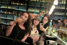 【乐玩LEWIN】酒后微醺更妩媚动人?余霜晒酒吧聚会照：双眼朦胧送秋波-乐玩真人线上娱乐