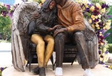 大发体育-科比第二座雕像揭幕 还原场边拥抱亲吻Gigi,大发助力你的致富之路!-乐玩真人线上娱乐