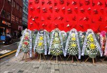 【乐玩LEWIN】T1大楼今日又多了许多白色花圈，盖住了昨日有寓意祝福的粉色花圈-乐玩真人线上娱乐