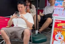 【乐玩LEWIN】我也得省钱了！网友街拍王思聪：消费降级坐蜜雪冰城旁寂寞玩手机-乐玩真人线上娱乐