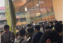 【乐玩LEWIN】果粉信仰!北京上海暴雨落下,iPhone16线下开卖官方店仍大排长龙-乐玩真人线上娱乐