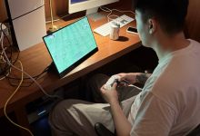 【乐玩LEWIN】太热爱了！余霜分享照片：管泽元在香港转机都要玩一会FC25再飞-乐玩真人线上娱乐