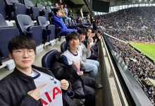 【乐玩LEWIN】T1冠军选手+教练已到达热刺主场，Faker/keria/Zeus身着热刺队服-乐玩真人线上娱乐