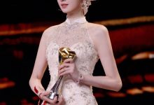 【乐玩LEWIN】气质拉满~KPL女主持灵儿晒照：出差结束，带着奖杯回沪啦~-乐玩真人线上娱乐