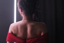 【乐玩LEWIN】余霜分享LPL全明星活动照片：小鸟依人般轻靠在管泽元身前😻-乐玩真人线上娱乐