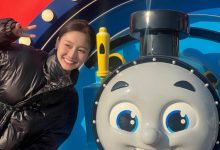 【乐玩LEWIN】LCK主持尹秀彬晒照：在中国和一个跟我很像的小火车角色合影-乐玩真人线上娱乐