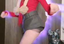 【乐玩LEWIN】太会扭啦！骆歆圣诞夜穿黑丝短裙热舞：表情勾人 丝袜撕扯破洞细节拉满-乐玩真人线上娱乐