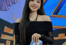 【乐玩LEWIN】😍羡慕管哥的每一天!LPL女主持余霜晒照:黑裙搭配了黑长直发!-乐玩真人线上娱乐