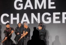 【乐玩LEWIN】英伟达CEO黄仁勋年会耍金箍棒表演:此前还说黑神话悟空世界第一-乐玩真人线上娱乐