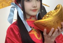 【乐玩LEWIN】要的就是财神爷!LPL互动女主持人周敢敢晒照:祝大家新年多赚钱~-乐玩真人线上娱乐