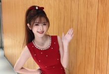 【乐玩LEWIN】LPL互动女主持人泱泱晒照：可爱喵喵~今天穿的还是大红色~-乐玩真人线上娱乐