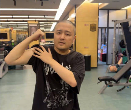 孙亚龙秀肌肉：坚持3个月！现在背儿女也能一直走了 原来背一会就累