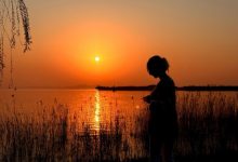 【乐玩LEWIN】LPL官方解说鼓鼓更博分享暮色湖中美景：春分落日纯享-乐玩真人线上娱乐