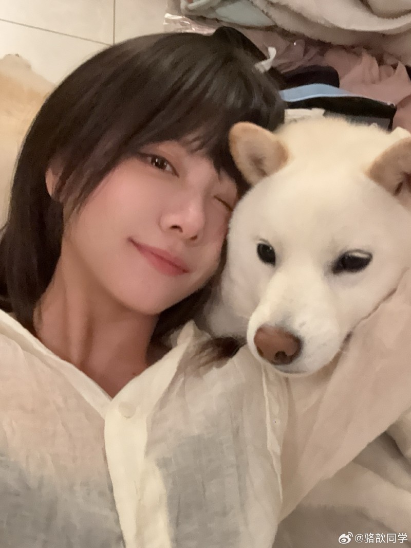 LPL女主持人骆歆分享在家自拍：还不是很适应我的齐刘海😀