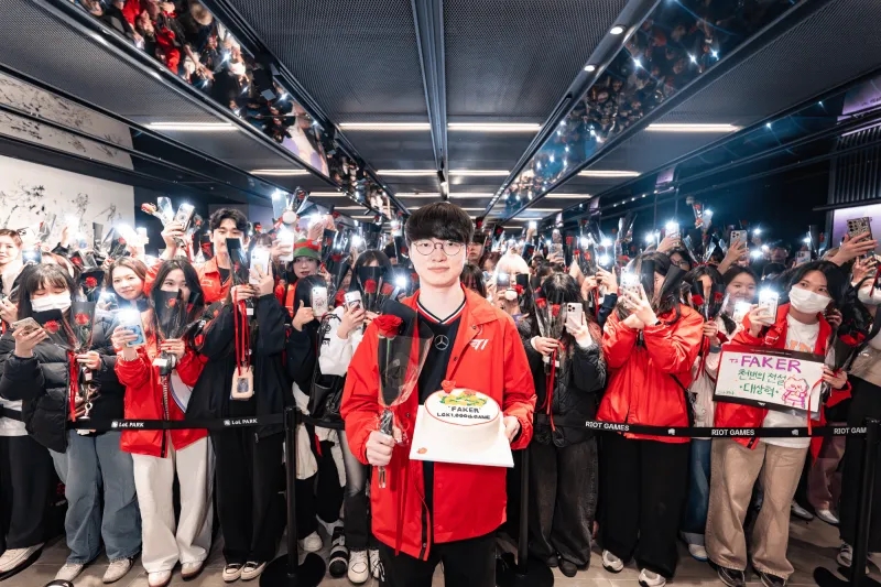 T1分享Faker生涯1000场赛后大合影：感谢所有祝福的粉丝们