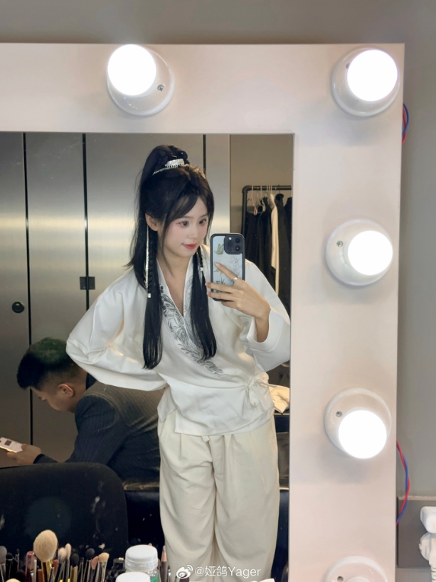 永劫女主持娅鸽晒照：今天本小姐帅气嘛～俩小时穿得像个“囚”换来的