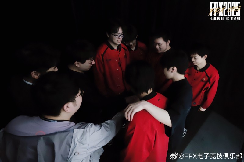 LPL乱成一锅粥咯！组内倒数FPX爆冷击败JDG 收获队伍的第二场胜利