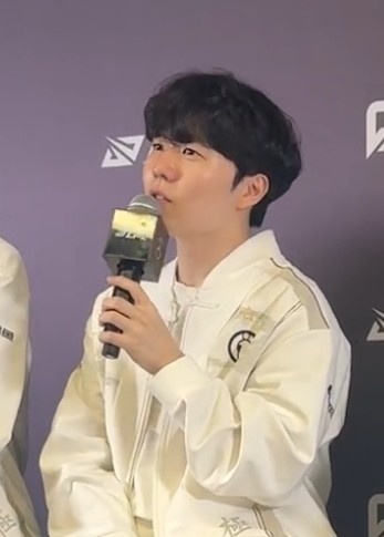 韦鲁斯中单那个年代他还是替补！Rookie：Scout不太会玩韦鲁斯