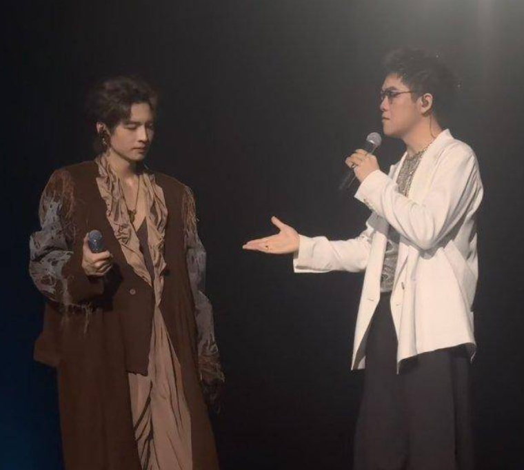 洁宝你真会啊❓柯洁文体两开花：担任演唱会嘉宾献唱《爱我还是他》🎧