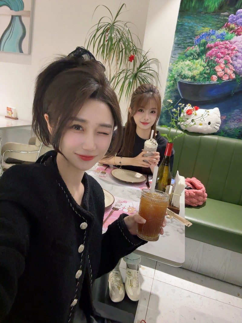 互动主持人小悠珊珊分享合照：和泱泱打卡了HelloKitty主题餐厅~