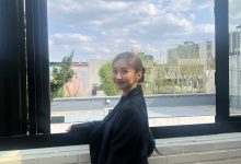 【乐玩LEWIN】LCK女主持人尹秀彬分享照片:OverSize外套+甜妹笑容,还有超短裤-乐玩真人线上娱乐