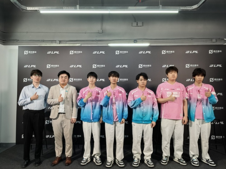 BLG赛后群访 教练：希望淘汰赛可以让大家看到一个更完美的BLG