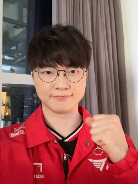 LPL粉丝热议Faker祝贺Uzi入选名人堂：一个传奇一个传销 5冠王传奇跟0冠王传奇