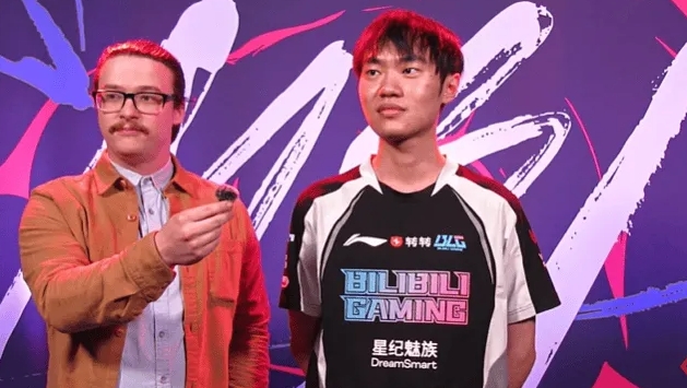 香克斯也是这么想🤣Knight：季后赛3-0 TES时，就觉得我们很有希望