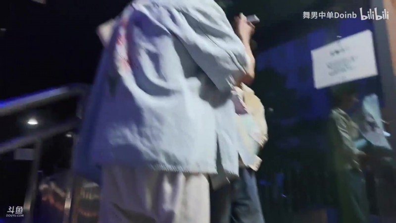 大明星!Doinb贵阳户外一路上全是粉丝互动合影 投喂贵州特产