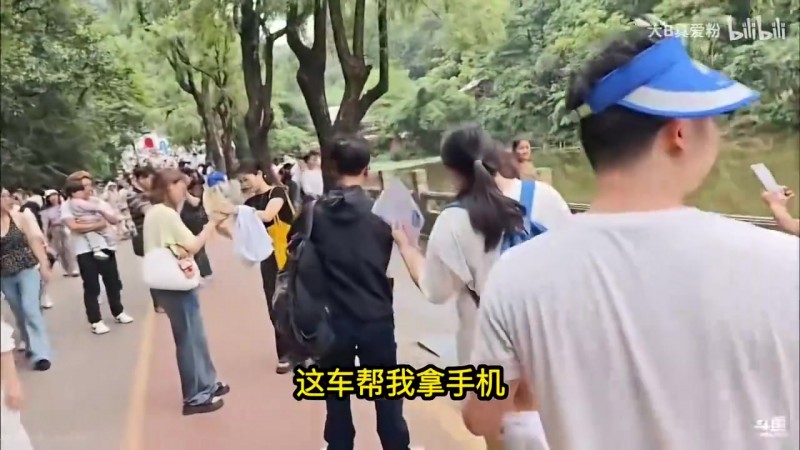 六神猴子!猴王Doinb模仿猴子被抓破胳膊后直道歉