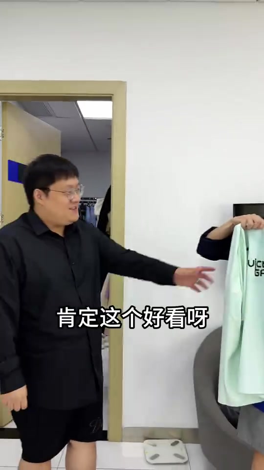 解说米勒整活视频:今天这俩队服哪个好看一点?