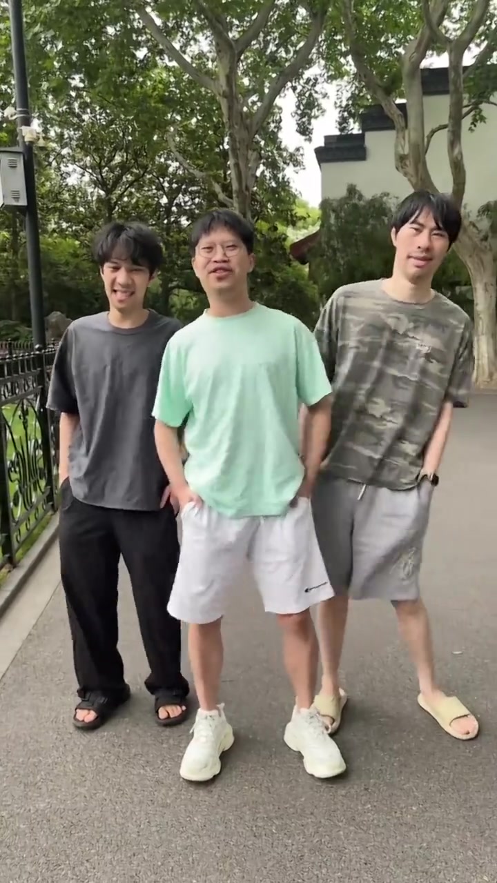 EDG发布整活视频:当面一套背后一套,你卖被套捏?