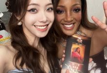 【乐玩LEWIN】希然晒与合作歌手米奇盖勒合影:总 决 赛 见 !米奇妈妈最棒-乐玩真人线上娱乐