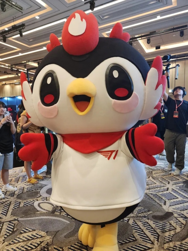 双冠AD还要兼职人偶啊？网传昨日Gumayusi亲自扮演T1吉祥物玩偶