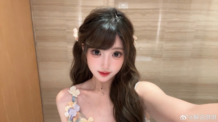 KPL解说琪琪晒照：今天是油画风 这套妆造肿么样呀～